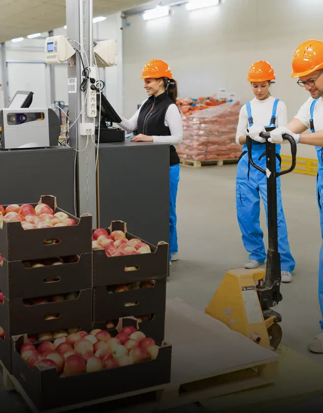 Montacargas operando en pasillo de bodega logística