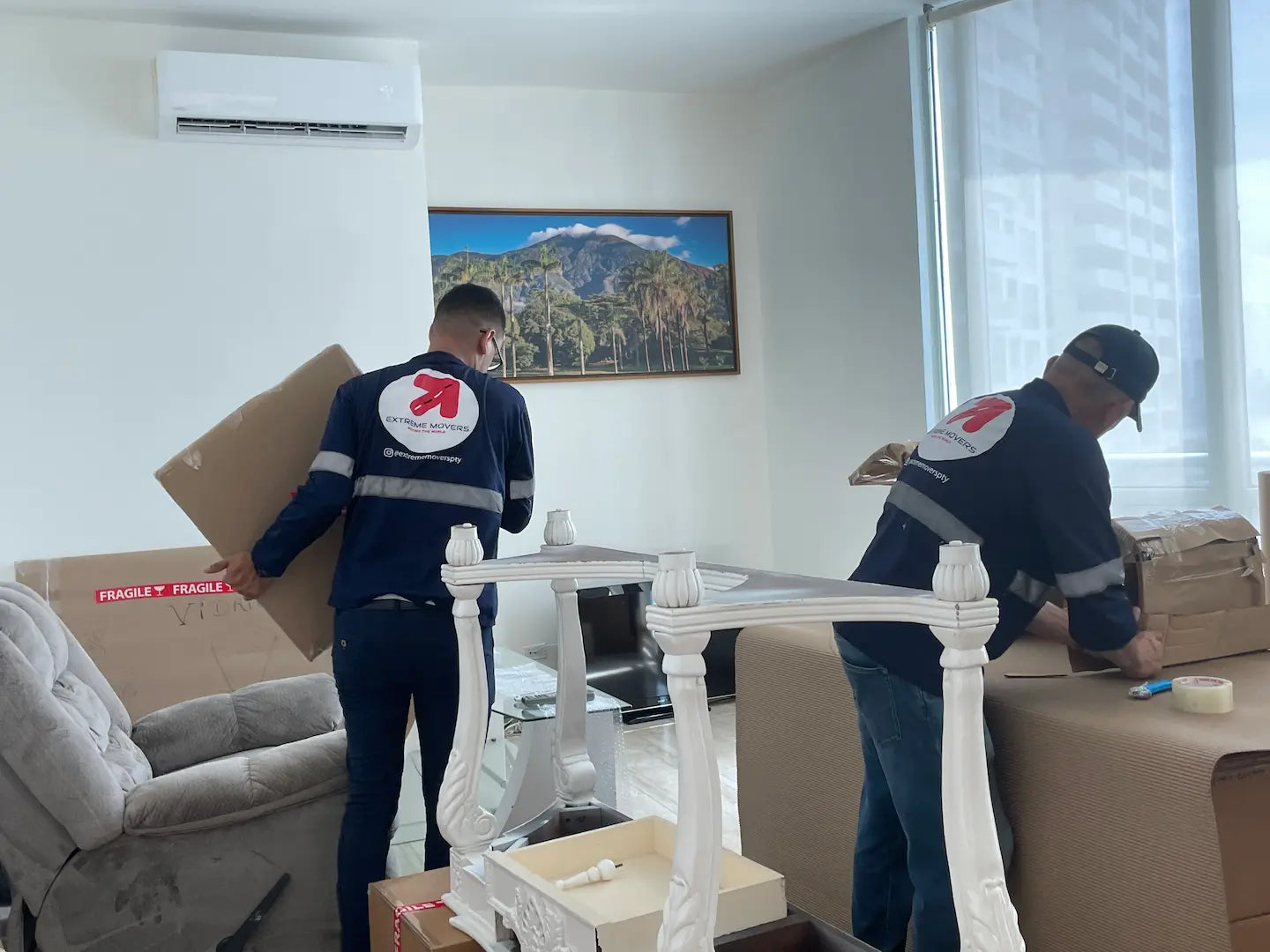 Equipo Extreme Movers realizando mudanza internacional en Panamá